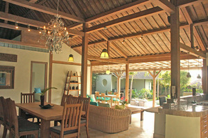  VILLA KAYU KAYU UMALAS 