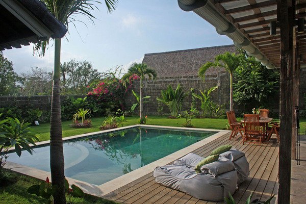  VILLA KAYU KAYU UMALAS 