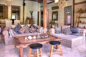  VILLA KAYU KAYU UMALAS 