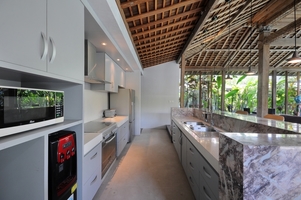  VILLA KAYU MAT CANGGU 