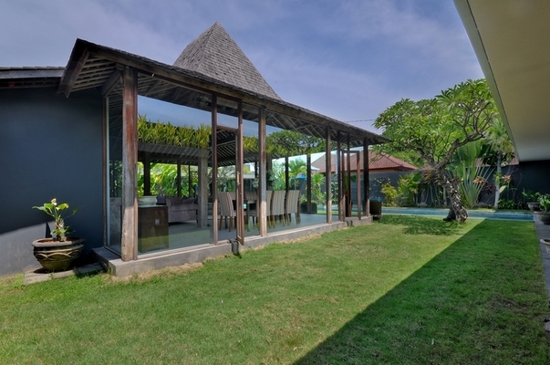  VILLA KAYU MAT CANGGU 