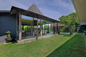  VILLA KAYU MAT CANGGU 