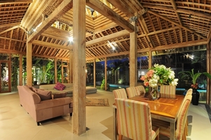  VILLA KAYU MAT CANGGU 