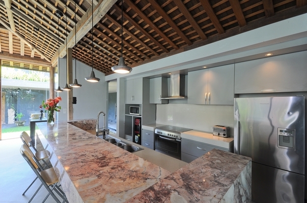  VILLA KAYU MAT CANGGU 