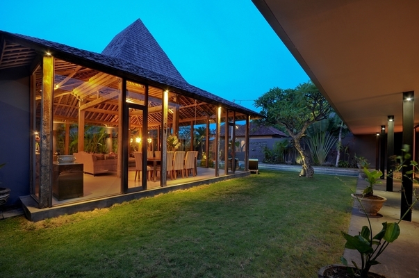  VILLA KAYU MAT CANGGU 