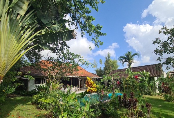  VILLA KAYU KAYU UMALAS 
