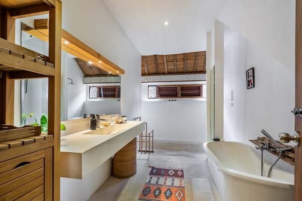  VILLA LANTAI UMALAS 