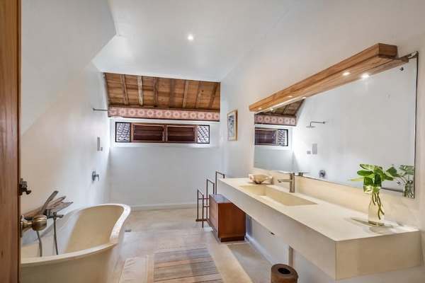  VILLA LANTAI UMALAS 