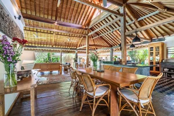  VILLA LANTAI UMALAS 