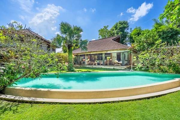  VILLA LANTAI UMALAS 