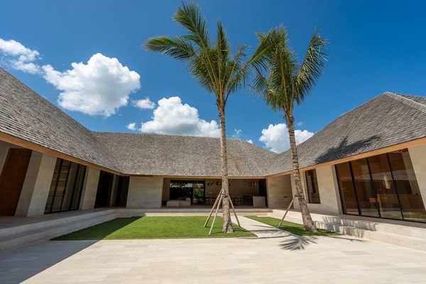5-BEDROOM GARDEN VILLA PERERENAN 10 ARE